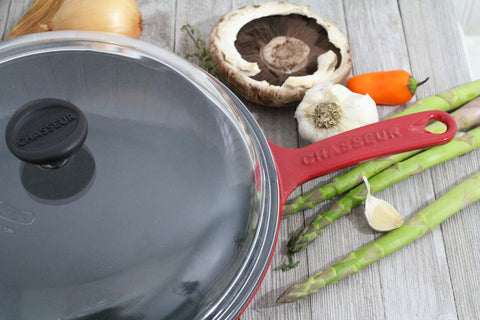 Chasseur French Enameled Cast Iron Fry Pan with Cast Iron Handle and Glass Lid, 11-inch, Red