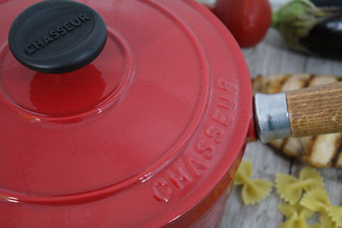 Chasseur 2.5-quart Red French Enameled Cast Iron Saucepan With Lid and Wooden Handle (CI_3483)